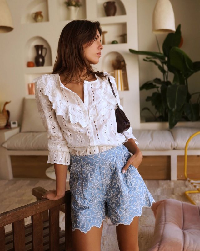 Short bleu clair à fleurs brodées