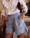 Short bleu clair à fleurs brodées