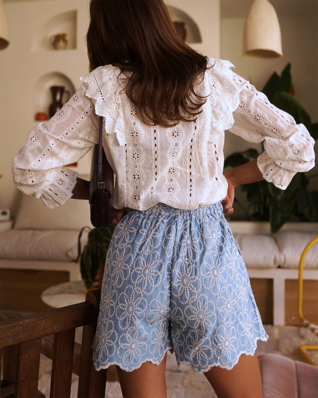 Short bleu clair à fleurs brodées