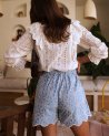 Short bleu clair à fleurs brodées