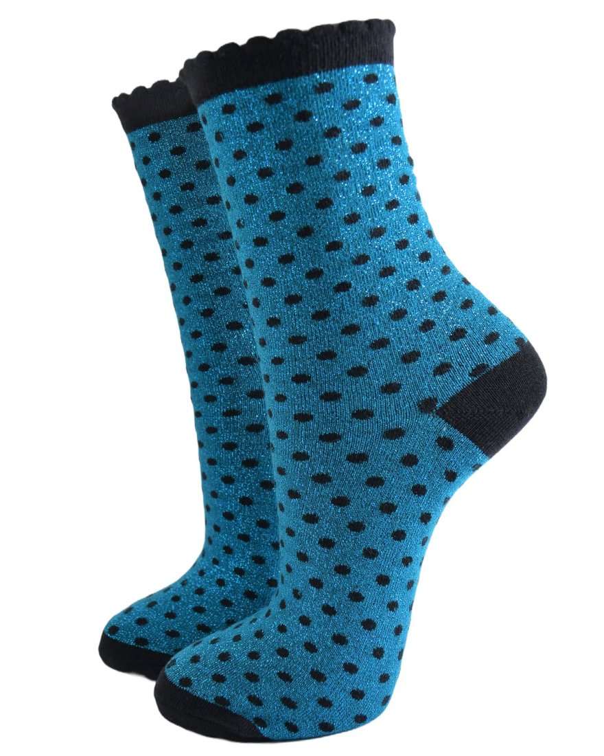Chaussettes bleues à petits pois noirs
