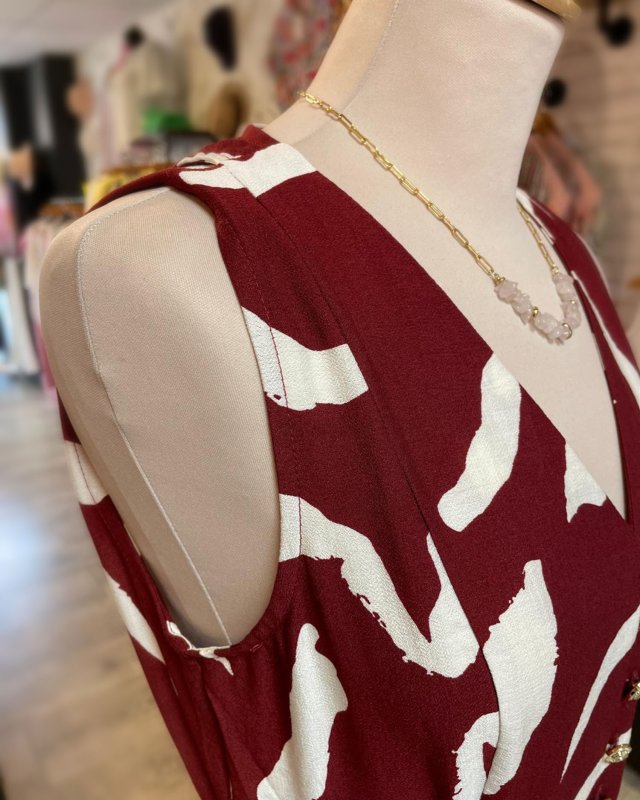 Combinaison bordeaux à motif et dos ouvert