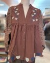 Blouse ample chocolat à broderies coeurs