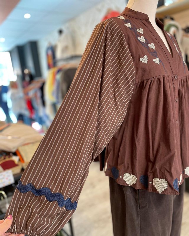 Blouse ample chocolat à broderies coeurs