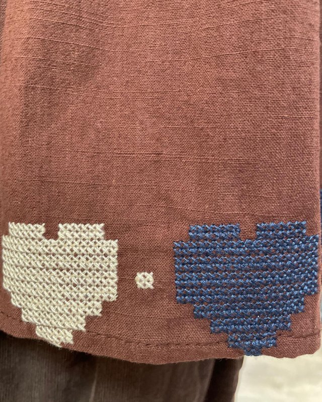 Blouse ample chocolat à broderies coeurs