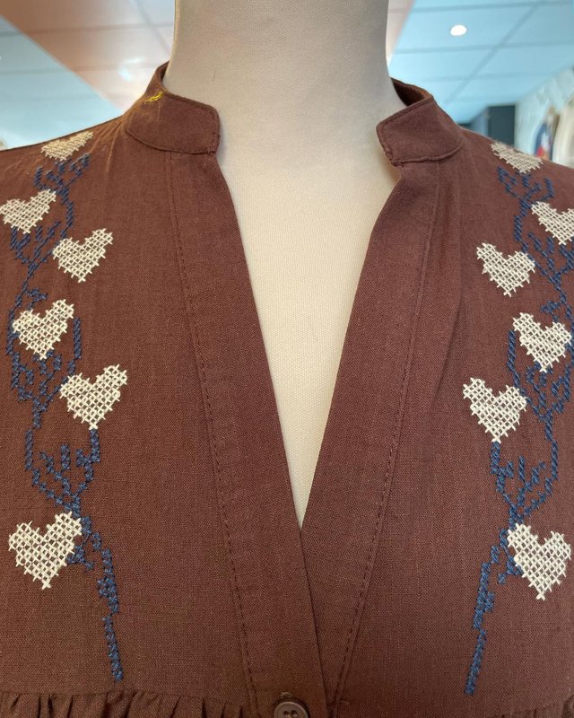 Blouse ample chocolat à broderies coeurs