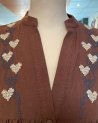 Blouse ample chocolat à broderies coeurs