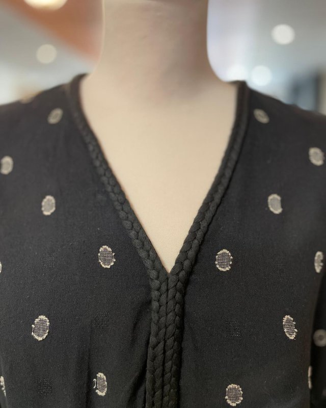 Robe courte noire à pastilles