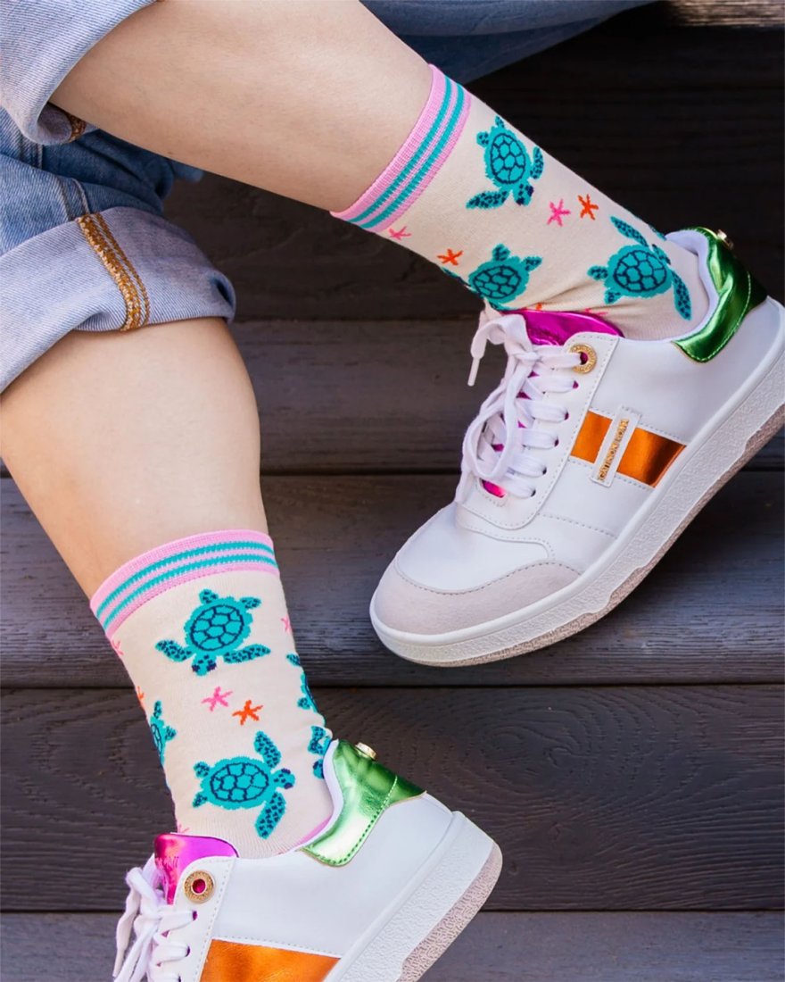 Chaussettes avec des tortues et des étoiles de mer