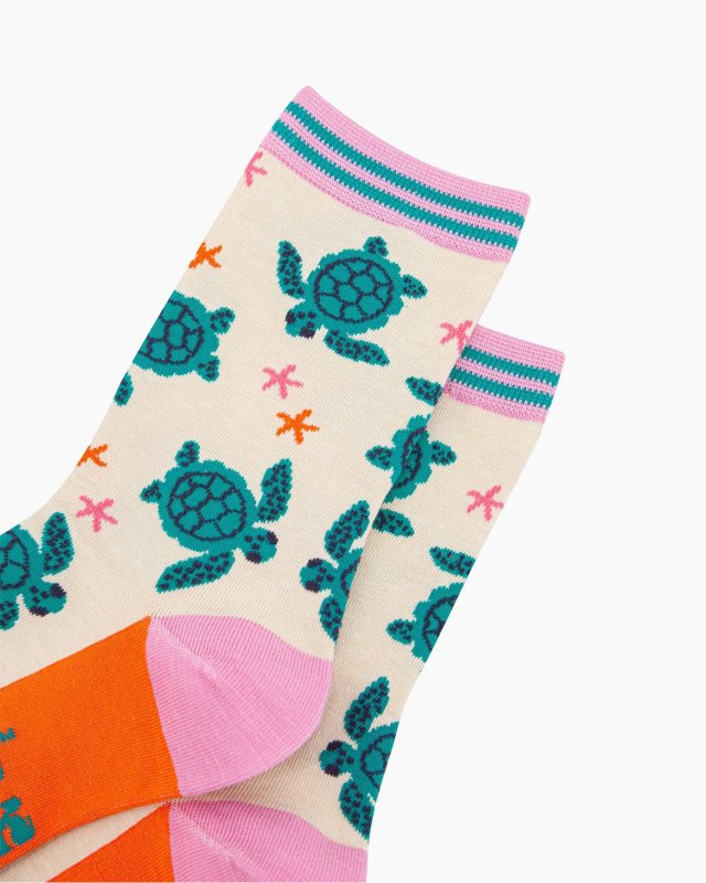 Chaussettes avec des tortues et des étoiles de mer