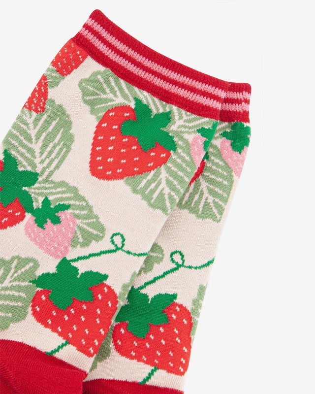 Chaussettes beige avec des fraisiers