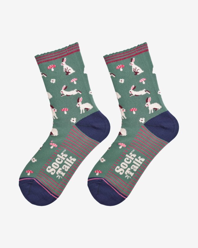 Chaussettes vertes avec des petits lapins blancs