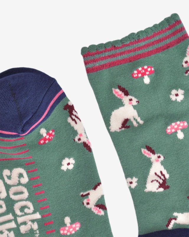 Chaussettes vertes avec des petits lapins blancs