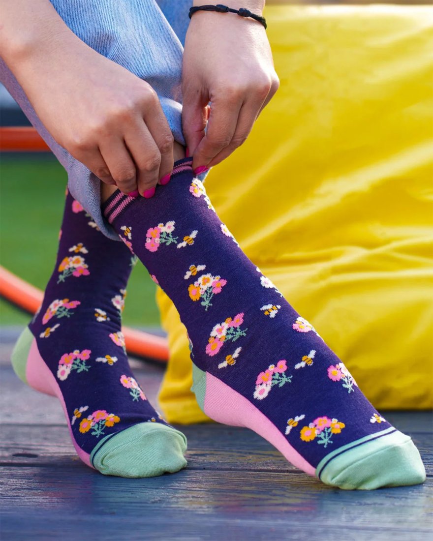 Chaussettes avec des bouquets de fleurs et petites abeilles