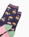 Chaussettes avec des bouquets de fleurs et petites abeilles