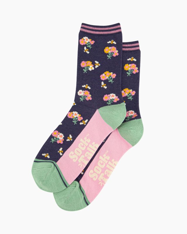 Chaussettes avec des bouquets de fleurs et petites abeilles