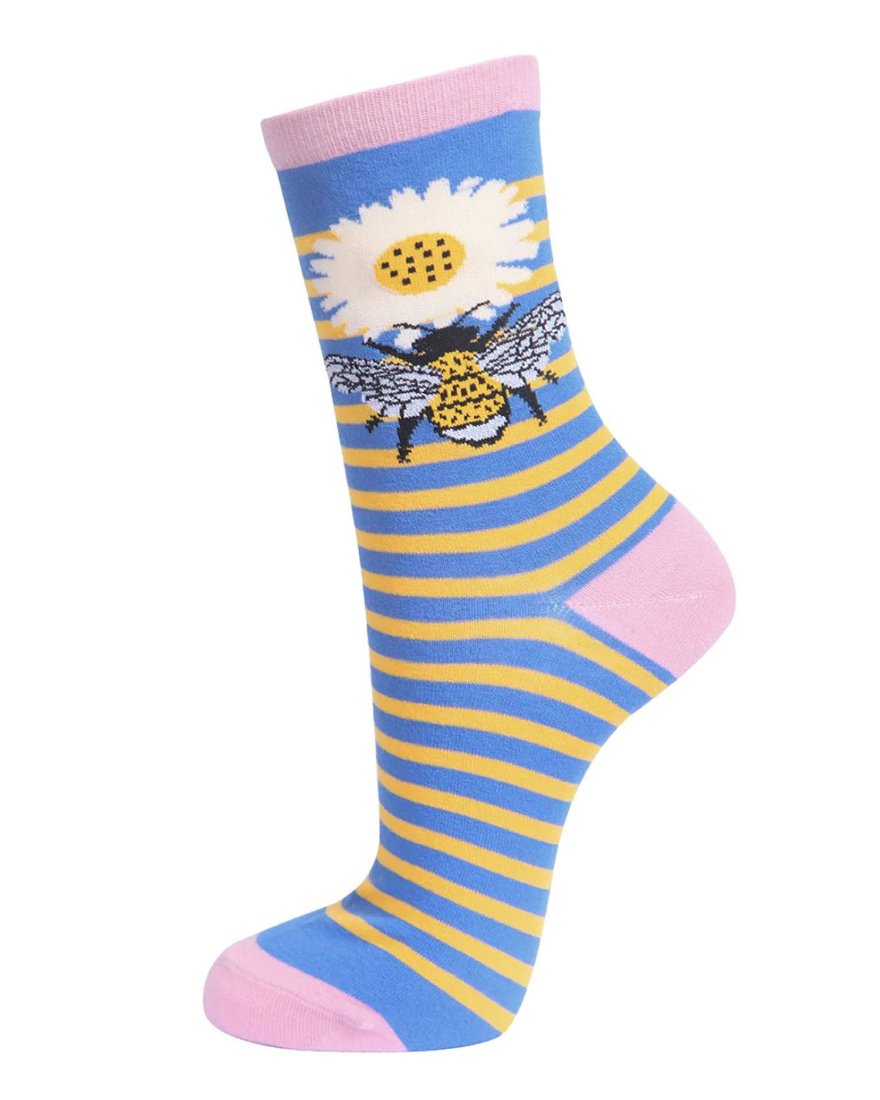 Chaussettes à rayures bleues et jaunes avec une abeille