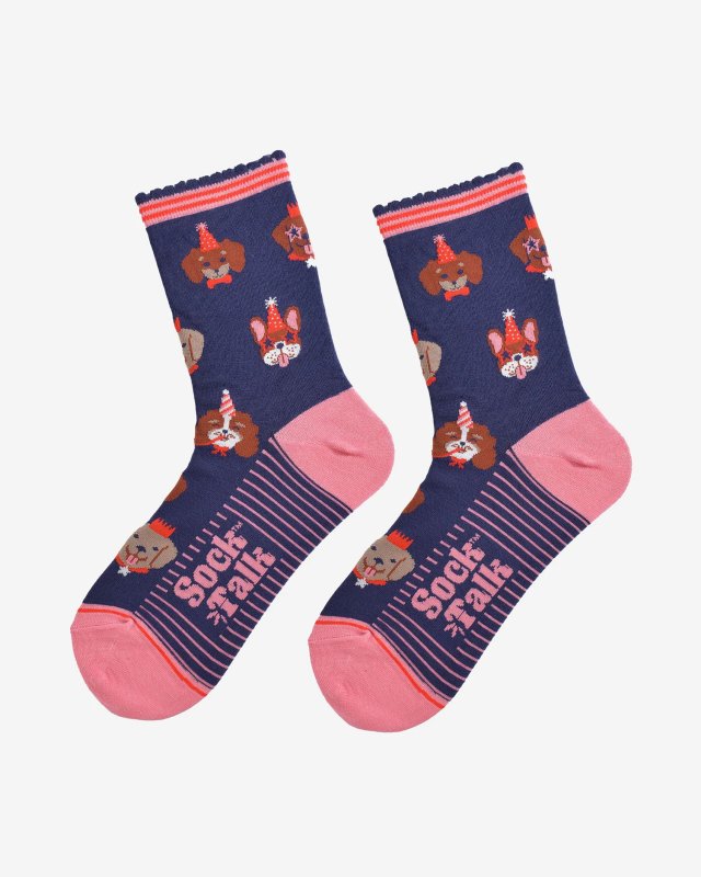 Chaussettes avec des petits chiens festifs
