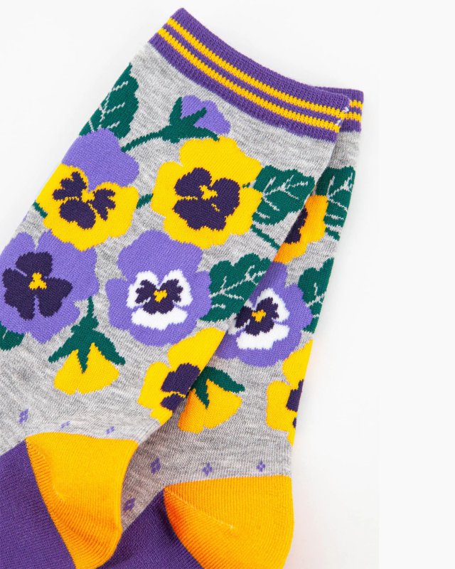 Chaussettes avec des pensées violettes et jaunes