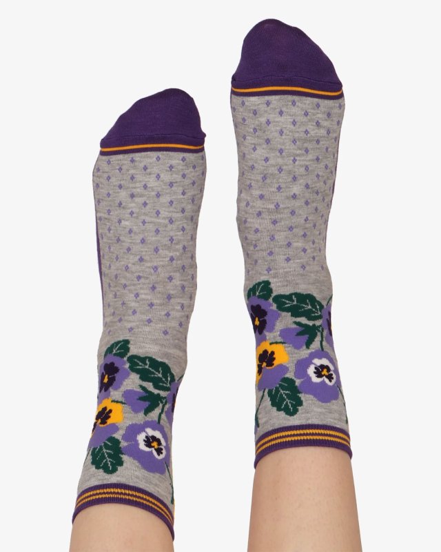 Chaussettes avec des pensées violettes et jaunes