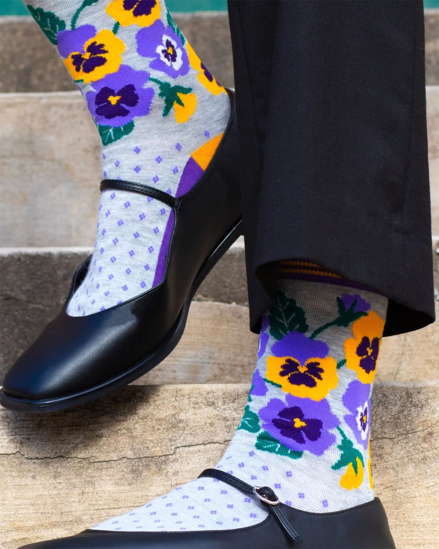 Chaussettes avec des pensées violettes et jaunes