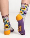 Chaussettes avec des pensées violettes et jaunes