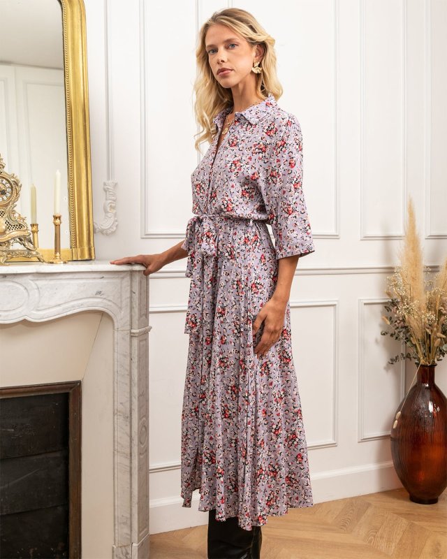 Longue robe lilas à petites fleurs