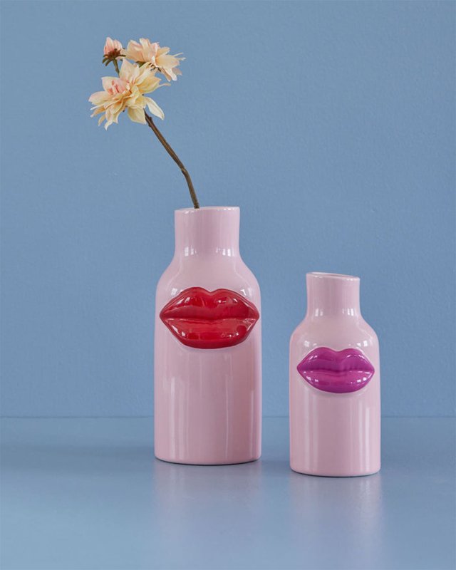 Petit vase en céramique rose avec une bouche