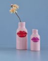 Petit vase en céramique rose avec une bouche