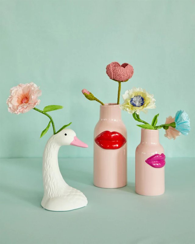 Petit vase en céramique rose avec une bouche