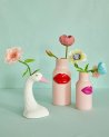Petit vase en céramique rose avec une bouche
