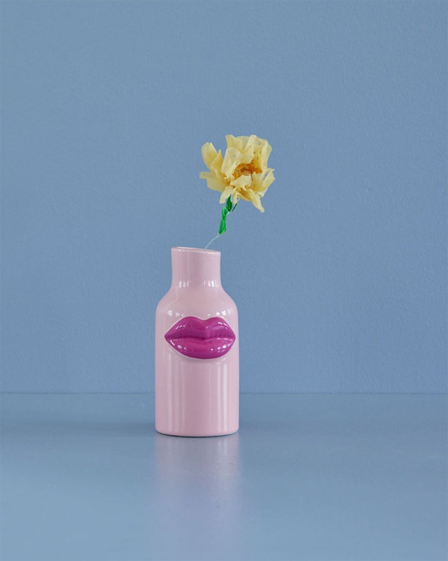 Petit vase en céramique rose avec une bouche