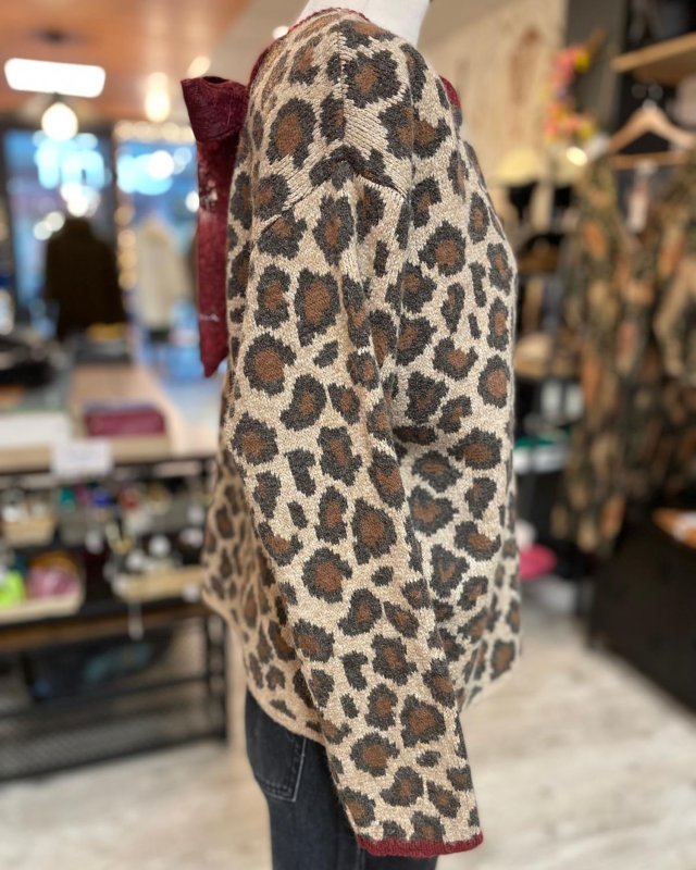Pull léopard avec noeud bordeaux au dos