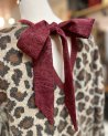 Pull léopard avec noeud bordeaux au dos