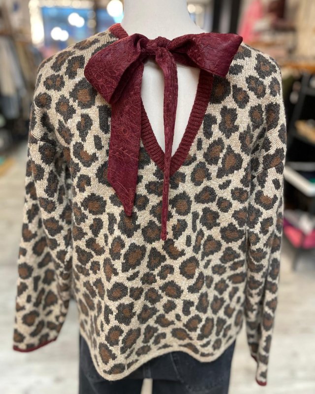 Pull léopard avec noeud bordeaux au dos