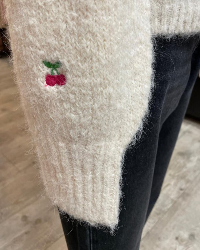 Gilet écru à petites cerises et volants