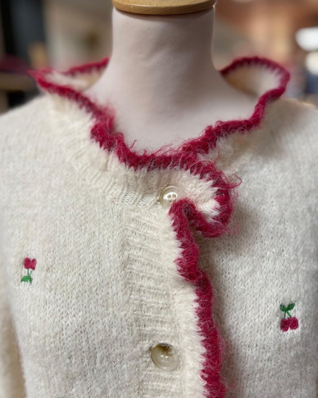 Gilet écru à petites cerises et volants