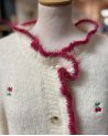 Gilet écru à petites cerises et volants