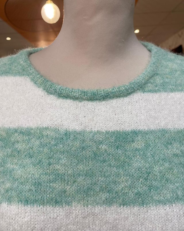 Pull à basque et larges rayures vertes et blanches