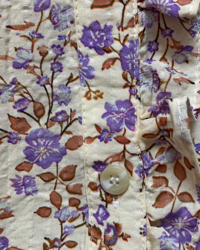 Chemisier beige à fleurs mauves