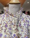 Chemisier beige à fleurs mauves