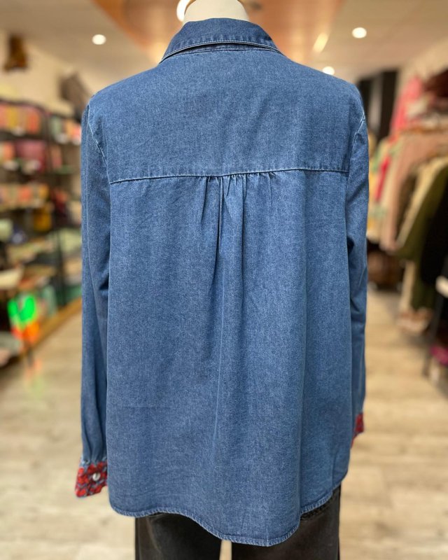 Chemisier en jean et broderie rouge
