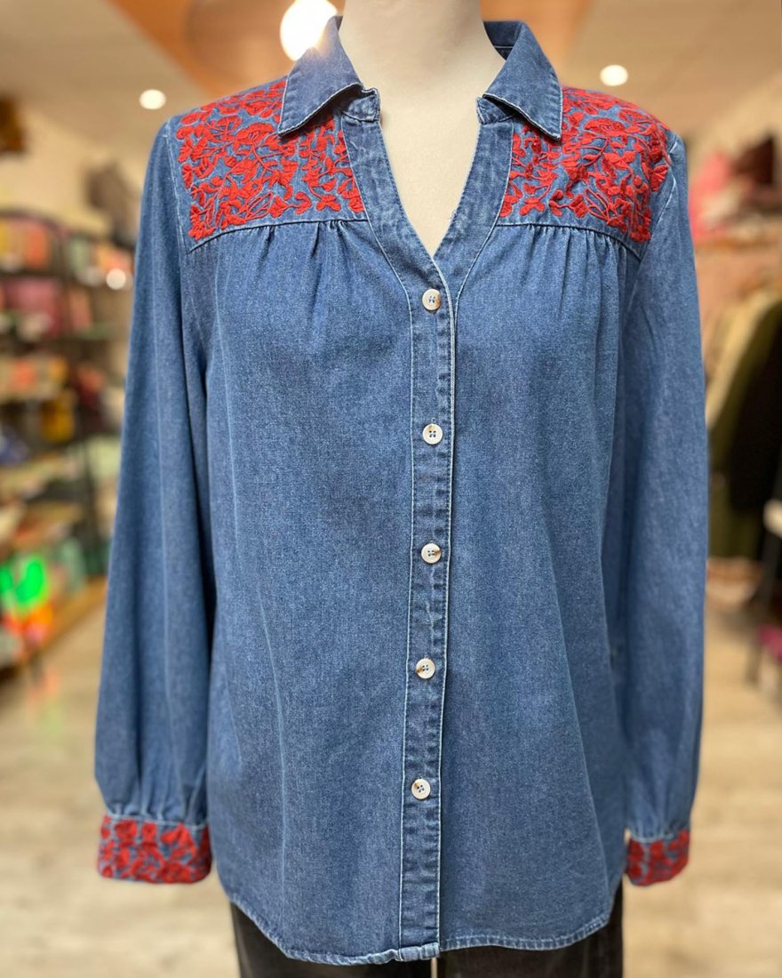Chemisier en jean et broderie rouge