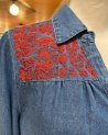 Chemisier en jean et broderie rouge