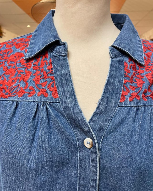 Chemisier en jean et broderie rouge