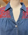 Chemisier en jean et broderie rouge