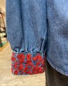 Chemisier en jean et broderie rouge