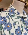 Chemisier blanc à fleurs bleues