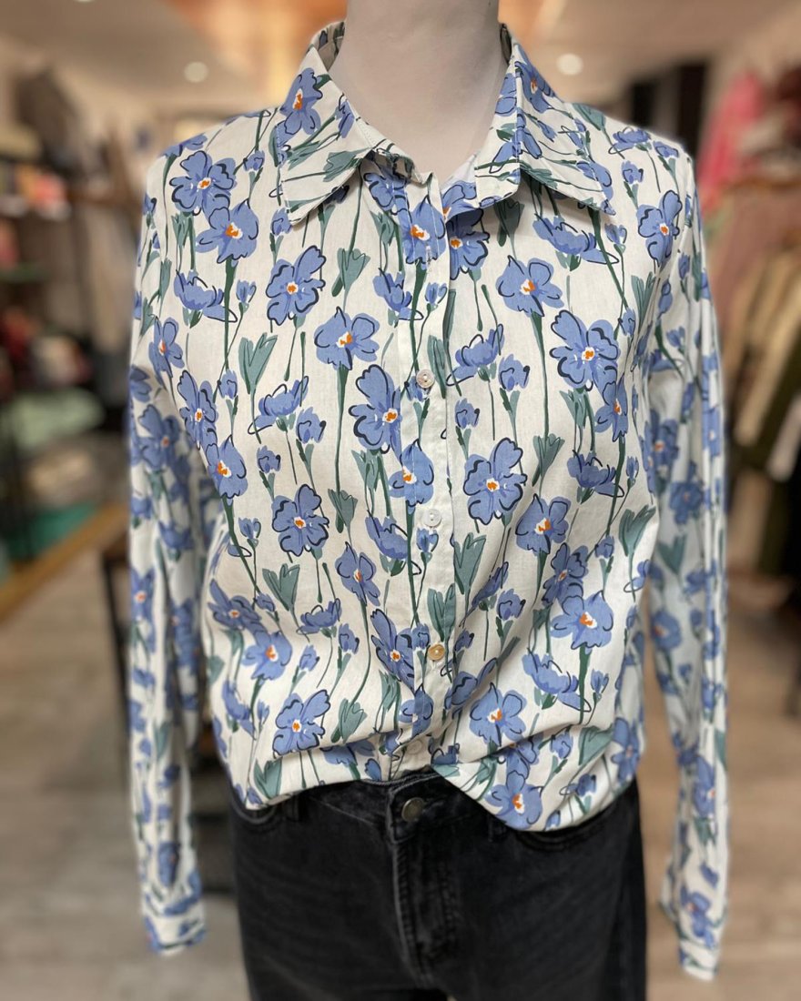 Chemisier blanc à fleurs bleues