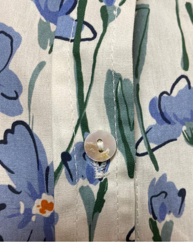 Chemisier blanc à fleurs bleues